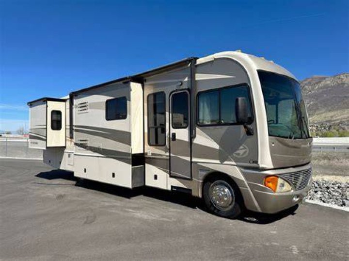 How big is a 2005 Fleetwood pace Arrow?