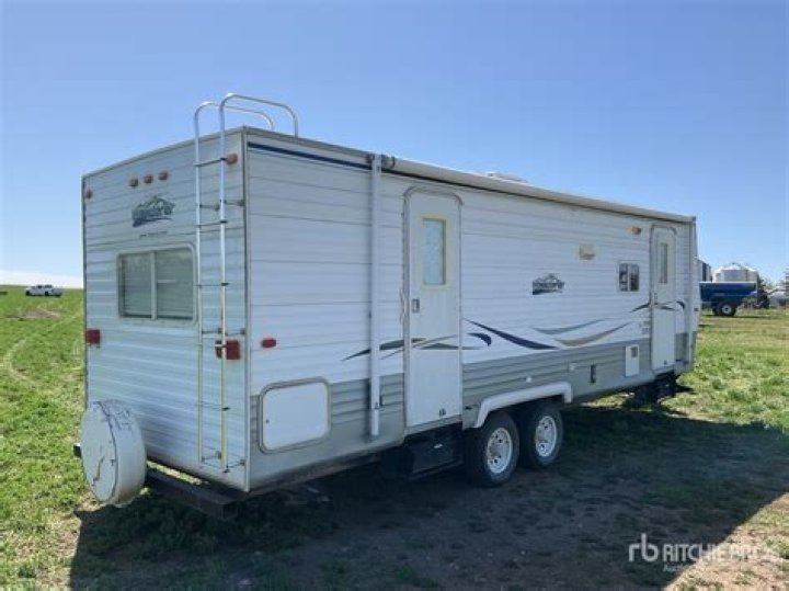 How big is a 2005 Thor Wanderer travel trailer?