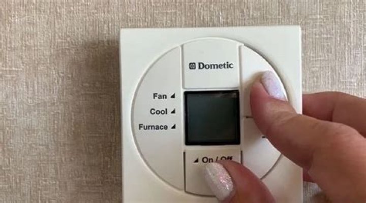 How do you reset a single zone Dometic thermostat?
