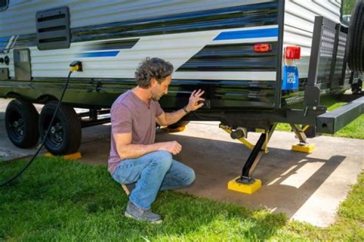 How do you stabilize a jack on a trailer?