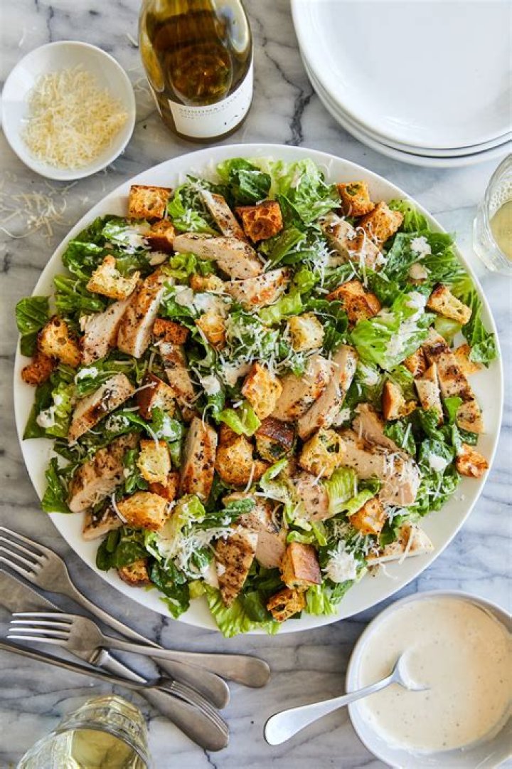 How many calories are in chicken Caesar salad?