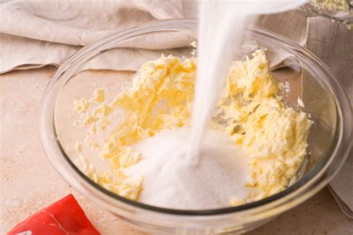 What does it mean to Cream shortening and sugar together?