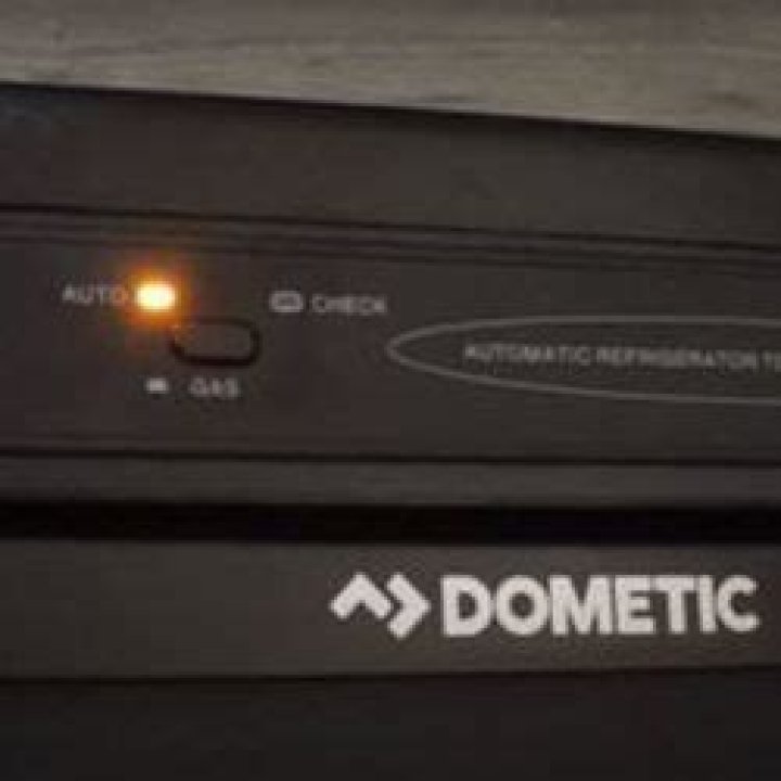 What does orange light mean on Dometic fridge?