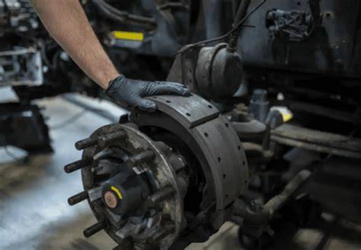 What kind of brakes does a D250 Cummins have?