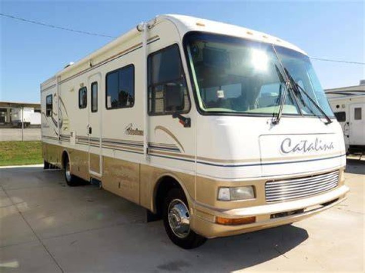 What kind of engine does 2000 coachmen Catalina have?