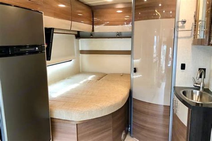 What kind of kitchen does Itasca Navion 24J have?