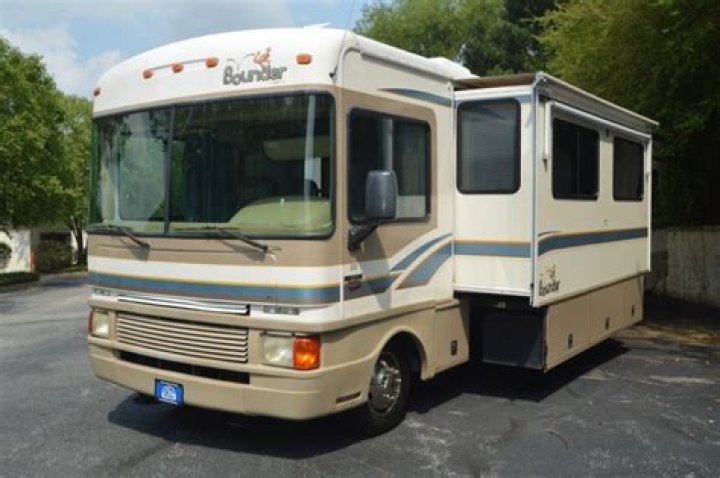 What kind of RV is 1999 Fleetwood Bounder 36?