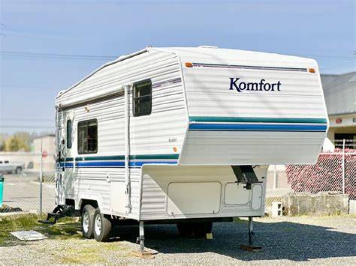 When did Komfort start making 5th wheel trailers?