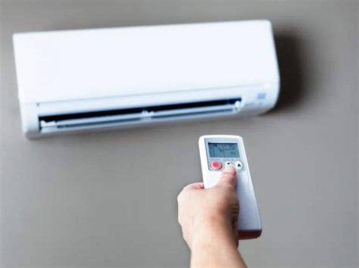 When does the air conditioner remote control turn off?