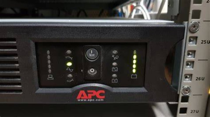 Why are the LEDs on my Smart UPS flashing?