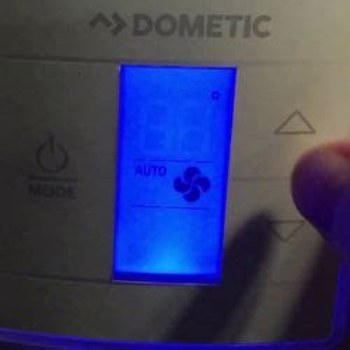 Why is my Dometic thermostat reporting code E4?